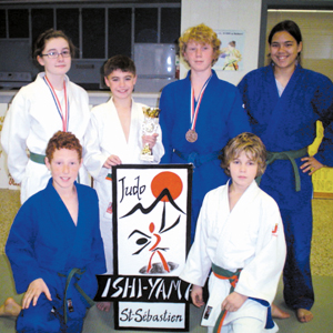 Des judokas grimpent sur le podium - Rémi Tremblay : Sports Judo 