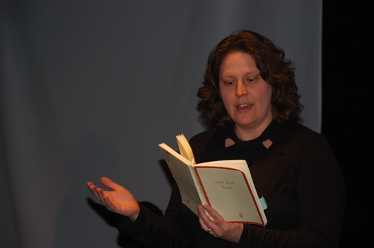 Voile d’ombre levé sur la lumière - Claudia Collard : Actualités   Geneviève Laflamme lisant un extrait du roman «Putain», oeuvre de Nelly Arcan.