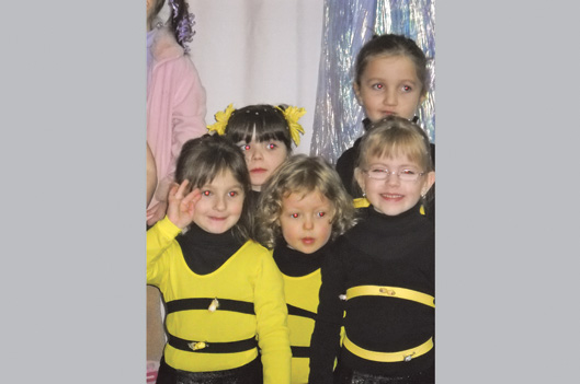 Les patineuses obtiennent de bons résultats -   : Sports   Les Petites abeilles: Delphine Hallée, Roxane Isabel, Romane Robert, Mégan Grondin, Kelly-Ann Fillion.