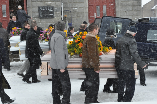 Des funérailles émouvantes pour Laurence, Juliette et leur grand-maman - Rémi Tremblay : Actualités  Tragédie à Saint-Romain