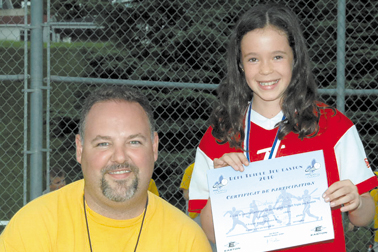 Le Défi triple jeux couronne ses lauréats -   : Sports Les Athlétiques  Daphnée Lambert, avec l’or dans la catégorie 10 ans fille, félicitée par Ivan Custeau, responsable de la ligue Timbits.