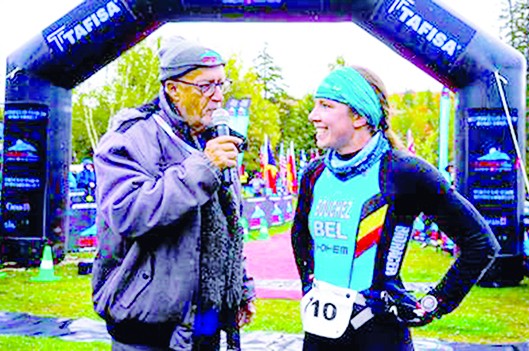 Deux nouveaux champions au sommet du mont Mégantic -   : Sports Triathlon  Séverine Bouchez, tout sourire au fil d’arrivée (Photo Endurance Aventure)