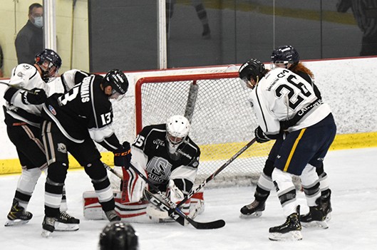 Sauro: victoire à l’arraché contre Trois-Rivières -   : Sports Hockey  Devant sa cage, le gardien maxime Picard a repoussé 39 rondelles. (Photo Anne-Julie Hallée)