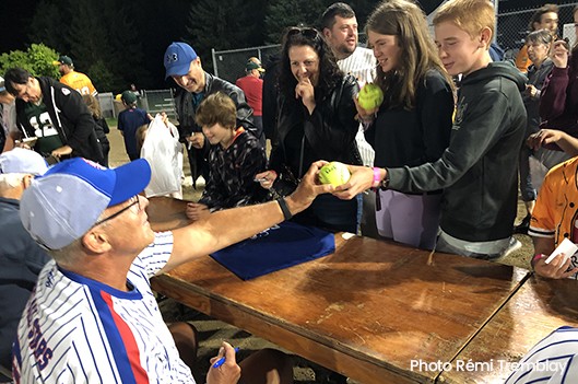 Les Anciens Expos créent toute une ambiance - Rémi Tremblay : Sports Baseball 