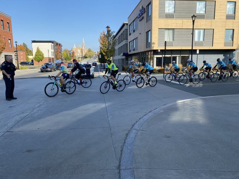 Plus de 200 cyclistes s’arrêtent à Lac-Mégantic -   : Actualités  