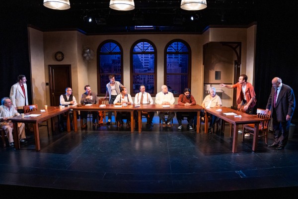 Un huis clos magistral où 12 vécus s’entrechoquent