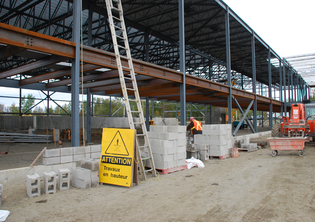 21 septembre 2010  Début de la construction du mur du couloir central.